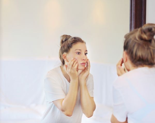 «Γιατί ξυπνάω με πρησμένο πρόσωπο»; Οι πιθανές αιτίες | imommy.gr