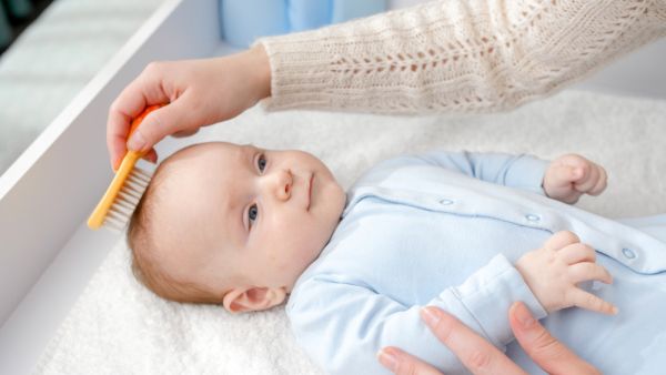 Μωρό: Τι πρέπει να γνωρίζετε για το πρώτo του κούρεμα | imommy.gr