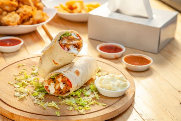 Τορτίγια με σνίτσελ και σως γιαουρτιού | imommy.gr