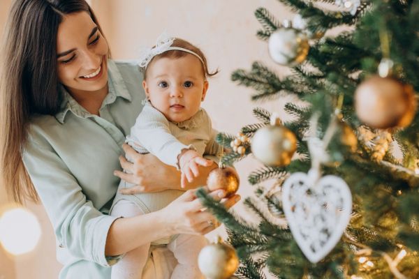 Μωρό: Χρήσιμα tips για τα πρώτα του Χριστούγεννα | imommy.gr