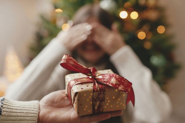 Δώρα: Αν είστε ο «Άγιος Βασίλης» της οικογένειας, οι επιστήμονες σας έχουν τη λύση | imommy.gr