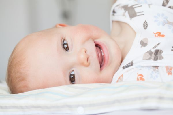 Μωρό: Πώς θα φροντίσετε σωστά τα πρώτα του δοντάκια | imommy.gr