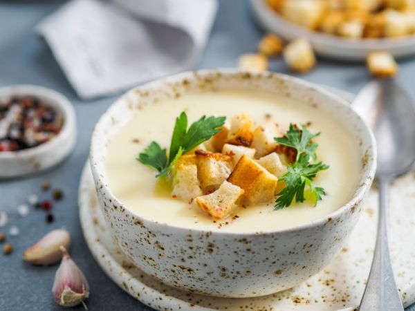 Σούπα με πράσο, πατάτα και κρουτόν | imommy.gr