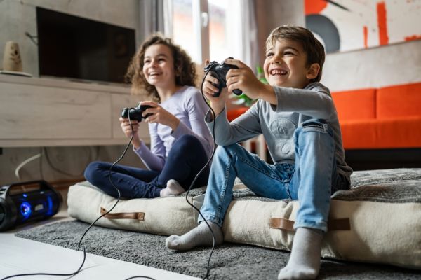 Παιδιά: Τα βιντεοπαιχνίδια απειλούν και την ακοή τους, λένε οι γιατροί | imommy.gr