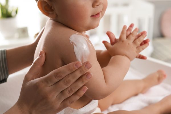 Μωρό: Πώς να φροντίσετε το ευαίσθητο δέρμα του | imommy.gr