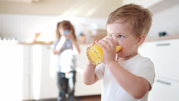 Παιδιά: Οι χυμοί φρούτων συνδέονται με αύξηση βάρους | imommy.gr
