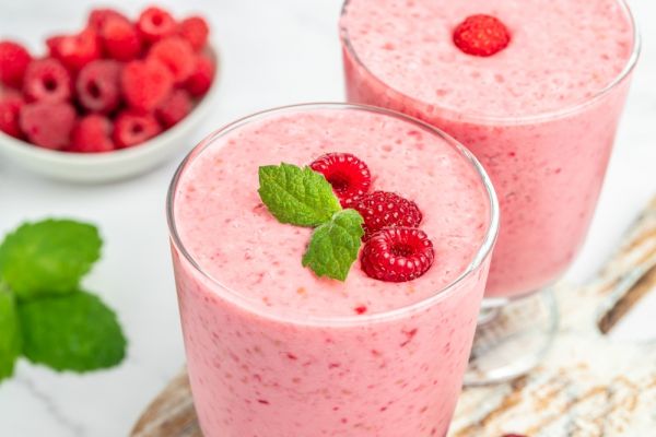 Smoothie με μάνγκο, αβοκάντο και σμέουρα | imommy.gr