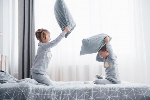 Αδέρφια: 5 tips για να έχουν περισσότερη αυτονομία αν μοιράζονται το ίδιο δωμάτιο