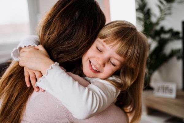 Παιδιά: Τι τους προσφέρει η αγκαλιά μας; | imommy.gr