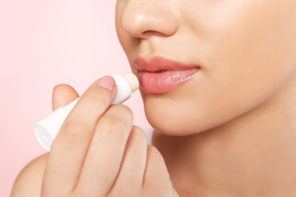 Ξηρά και σκασμένα χείλη; Ίσως φταίει το lip balm σας | imommy.gr