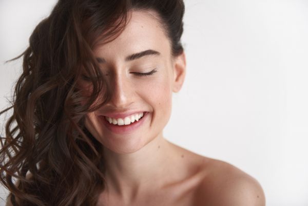 Δέρμα: Τι κερδίζουμε αν δεν βαφόμαστε για λίγο καιρό; | imommy.gr