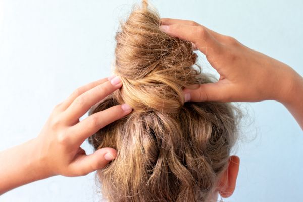Μπερδεμένα μαλλιά: Βάλτε τέλος με αυτούς τους απλούς τρόπους | imommy.gr