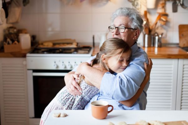 Παππούς και γιαγιά: Μπορούν οι αγκαλιές να τους προστατεύσουν από το Αλτσχάιμερ; | imommy.gr