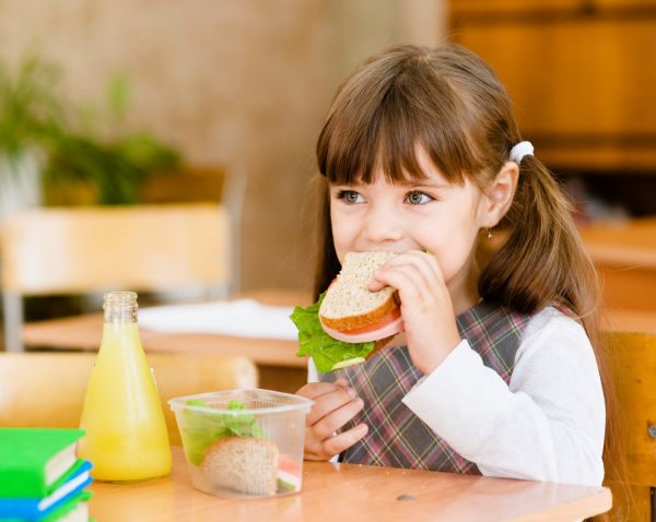Σνακ μεταξύ των γευμάτων: Οι παγίδες για τα παιδιά | imommy.gr