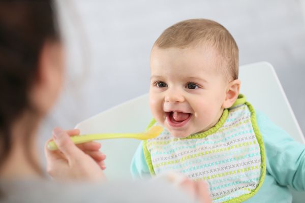 Μωρό: Συμβουλές για να εισάγετε στερεές τροφές στη διατροφή του | imommy.gr
