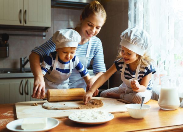 Διατροφή: Μαθαίνουμε στους μικρούς μας σεφ πώς να απολαμβάνουν τα γλυκά τους | imommy.gr