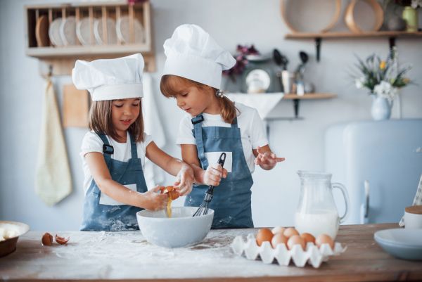 Παιδί: Αφήστε το να σας βοηθήσει στην κουζίνα | imommy.gr