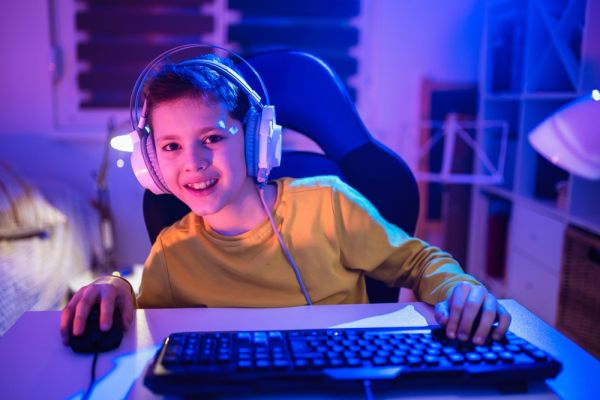 Παιδιά: Νέα μελέτη αποκαλύπτει τους κινδύνους του παρατεταμένου gaming | imommy.gr