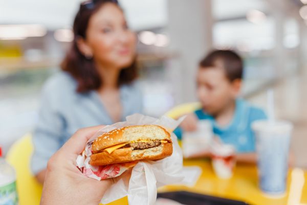 Παιδιά: 6 φορές πιο πιθανό να γίνουν παχύσαρκα αν είναι και οι γονείς τους | imommy.gr
