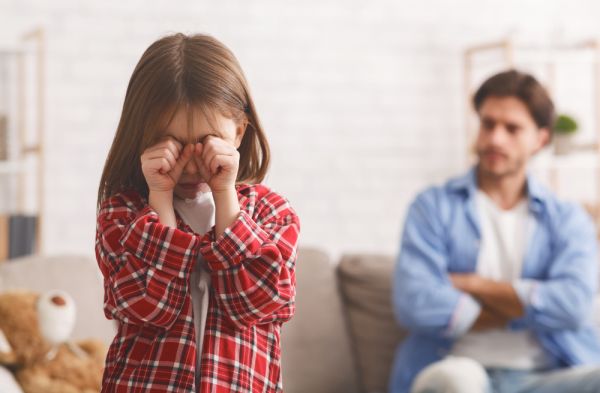 «Ζήτα συγγνώμη»- Πόσο αποτελεσματικό είναι να το λέμε στα παιδιά;
