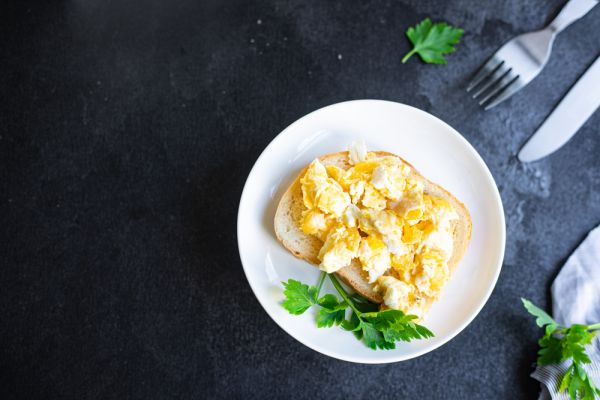 Αυγά σκραμπλ με σολομό | imommy.gr
