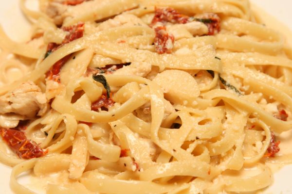 Μακαρόνια με κοτόπουλο και λιαστή ντομάτα | imommy.gr