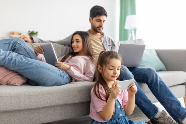 Ψηφιακή τεχνολογία: Πόσο επηρεάζει την καθημερινή επαφή γονιού και παιδιού;
