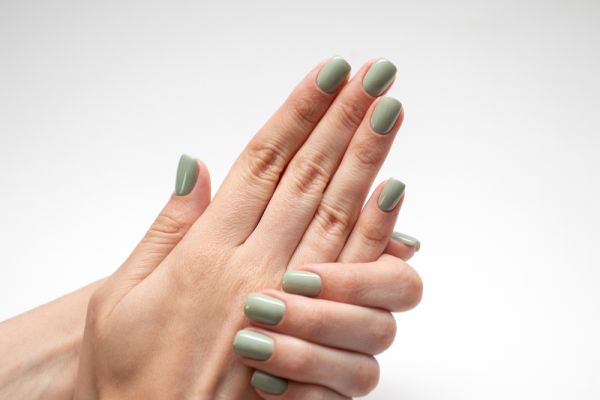 Pistachio nails: Η λαχταριστή απόχρωση που θα κάνετε ξανά και ξανά όλο το καλοκαίρι | imommy.gr