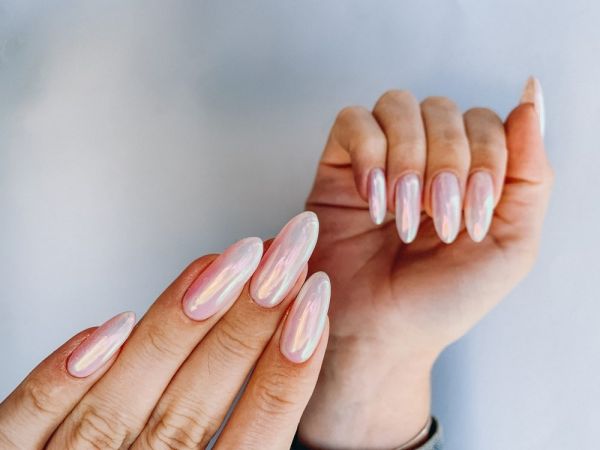 Lip Gloss nails: Το λαμπερό μανικιούρ που θα κάνετε ξανά και ξανά όλο το καλοκαίρι | imommy.gr