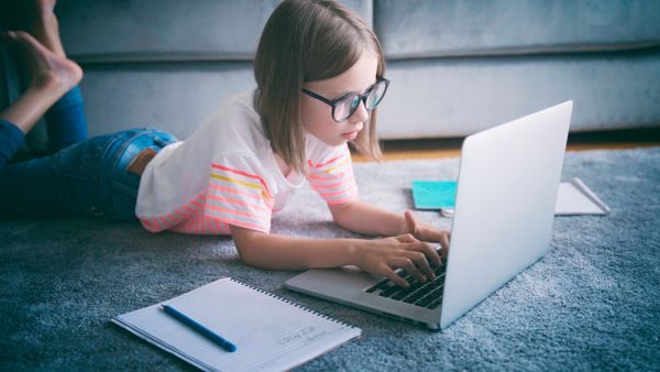 Γιατί τόσα πολλά παιδιά σήμερα έχουν μυωπία; | imommy.gr