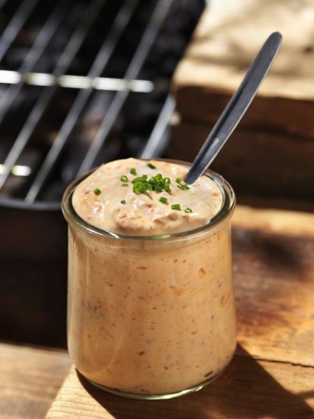 Σως γιαουρτιού με πιπεριά Φλωρίνης, καπνιστή πάπρικα και σχοινόπρασο | imommy.gr