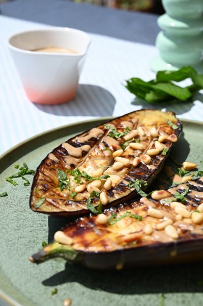 Ψητές μελιτζάνες με σάλτσα από ταχίνι & κουκουνάρι | imommy.gr