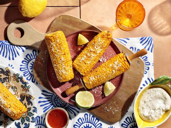 Ψητά καλαμπόκια με παρμεζάνα & σκορδάτη μαγιονέζα | imommy.gr