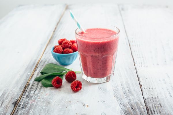 Υγιεινό smoothie με βατόμουρα και σπανάκι | imommy.gr