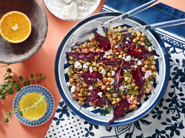 Σαλάτα με ρεβίθια, ψητά παντζάρια & ξινομυζήθρα | imommy.gr