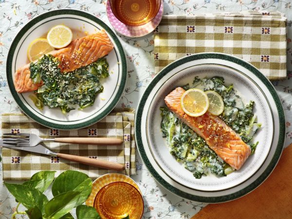 Ψητός σολομός με baby σπανάκι φρικασέ | imommy.gr