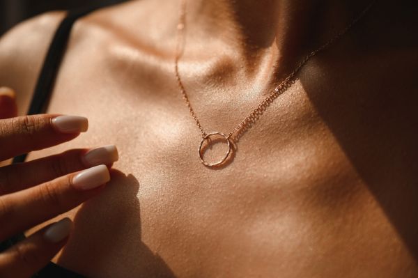 Ντεκολτέ: Πώς θα δείχνει τέλειο με κάθε στράπλες φόρεμα | imommy.gr