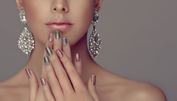 Glass Bauble nails: Η τάση για το πιο εορταστικό mani | imommy.gr