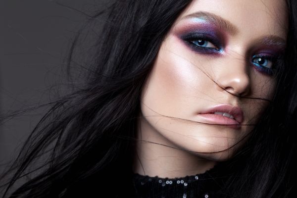 Black Forest Berry hair: Η πιο hot απόχρωση μαλλιών για το 2025 | imommy.gr