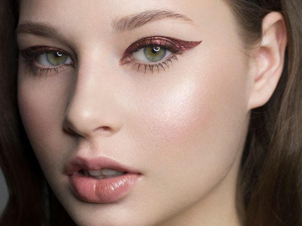 Έχετε κουκουλωτά μάτια; Έτσι θα κάνετε το τέλειο winged eyeliner | imommy.gr