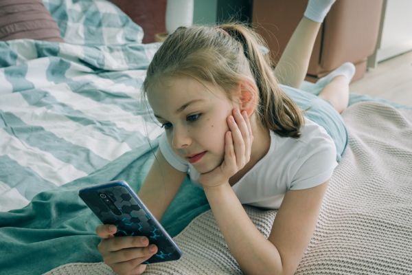 Μήπως περνάει υπερβολικό χρόνο online; 5 σημάδια που πρέπει να προσέξετε | imommy.gr