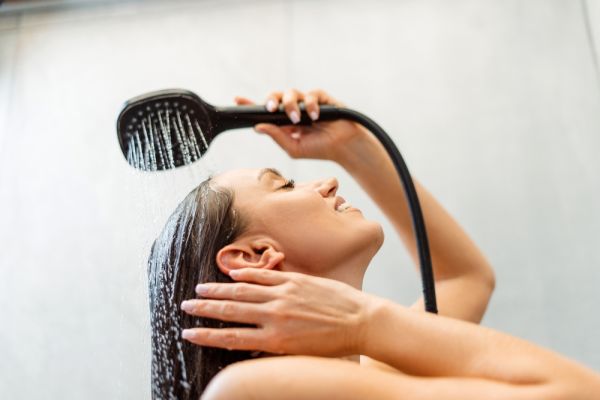 Head spa στο σπίτι: Κάντε αποτοξίνωση στο τριχωτό | imommy.gr