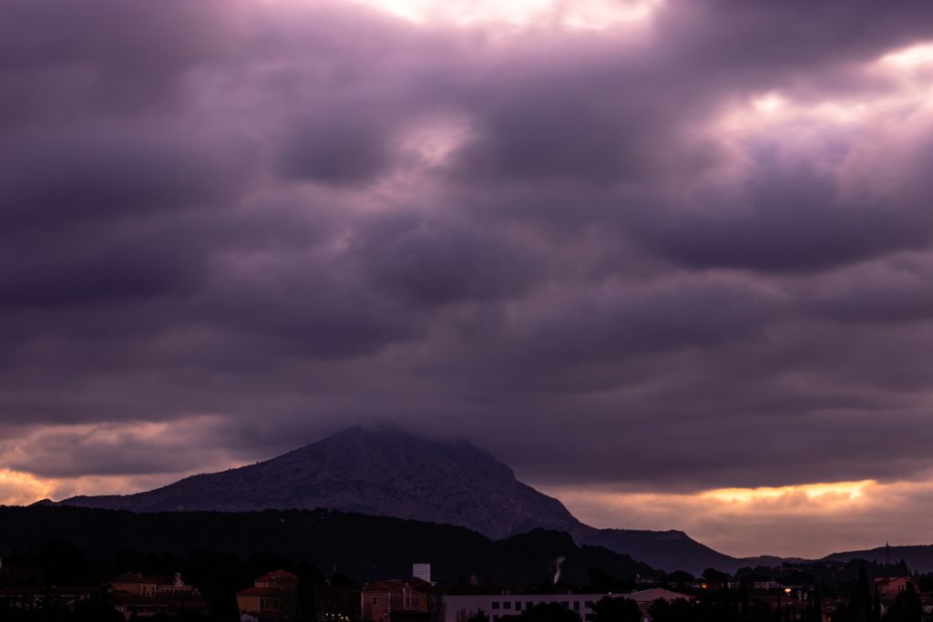 Βροχές, καταιγίδες και αφρικανική σκόνη έχει σήμερα ο καιρός
