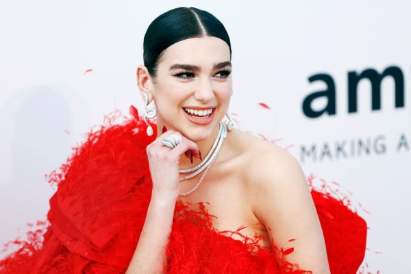 Η Dua Lipa μας έδειξε έναν άλλο τρόπο να φοράμε το ρουζ | imommy.gr