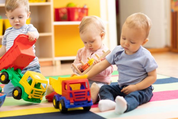 Μωρά: Ακόμα και μπουσουλώντας προσπαθούν να βοηθήσουν | imommy.gr