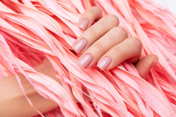 Ροζ νύχια: Τα σχέδια που υιοθέτησαν οι celebrities | imommy.gr