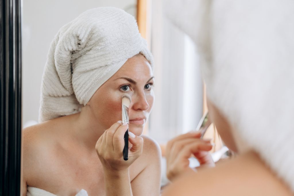 Σημάδια γήρανσης στο πρόσωπο; Πώς θα τα καλύψετε