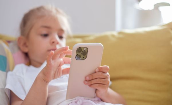 ΟΟΣΑ: Έχουν ήδη smartphone 7 στα 10 παιδιά 10 ετών – Στο διαδίκτυο από νωρίς | imommy.gr