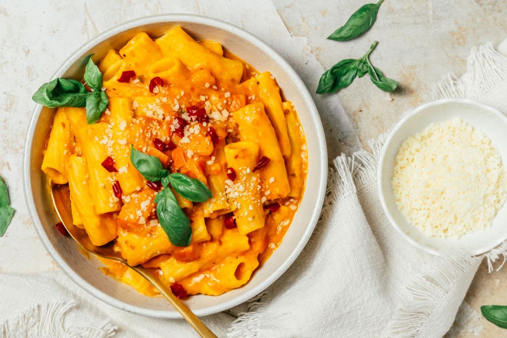 Ριγκατόνι με κοτόπουλο ελιές και ντοματίνια