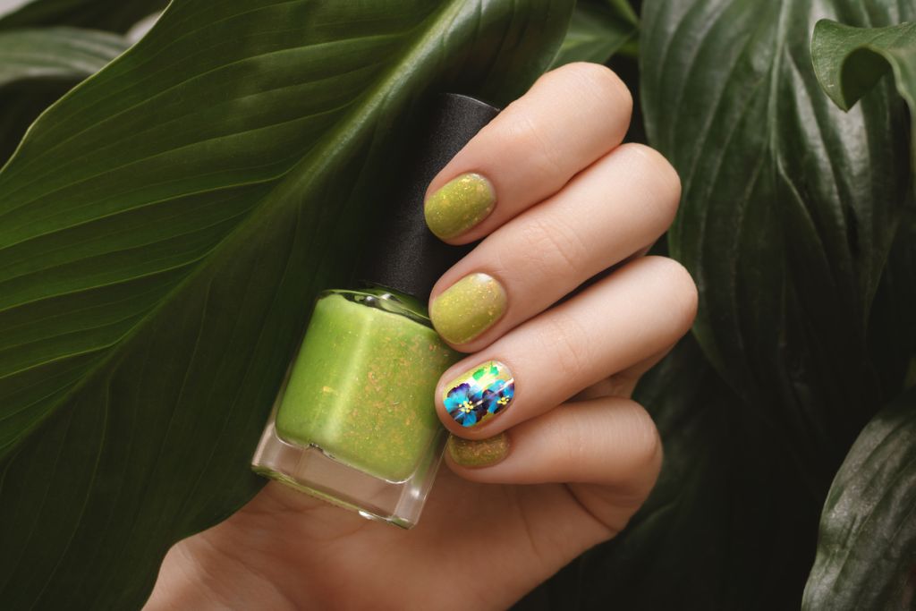 Μίνι αυτοκόλλητα νυχιών: Το nail trend που δοκιμάζετε εύκολα στο σπίτι